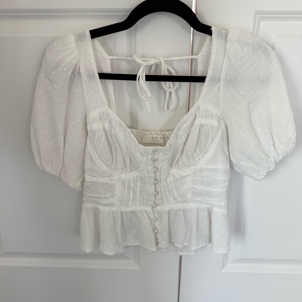 ASTR The Label caliremont sweetheart neck puff sleeve peplum top - white